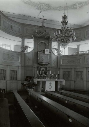 Friedersdorf, Inneres der Pfarrkirche, Blick zum Kanzelaltar