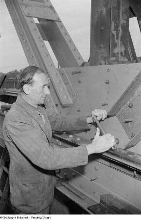 Porträt eines Arbeiters beim Montieren