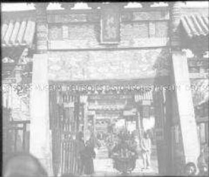 Glasdia von "Tsi nan fu", Holz-Paifang (Tor)