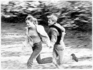 Hand-in-Hand rennendes Paar (Altersgruppe 18-21)