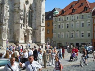 Regensburg - Menschen auf dem Domplatz : Touristen stehen auf dem Domplatz. Aufgenommen am 16. Juli 2011 in Regensburg