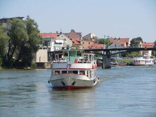 Regensburg - Ausflugsschiff : Ein Ausflugsschiff fährt auf der Donau. Aufgenommen am 16. Juli 2011 in Regensburg