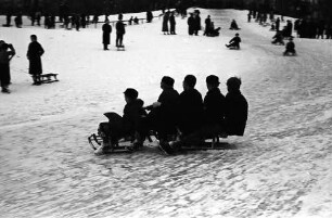 Berlin; Wilmersdorf: Schnee in Berlin; Rodelbetrieb im Stadtpark