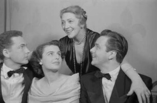 Szenenbilder aus dem Lustspiel "Edouards Kinder" von Marc-Gilbert Jackson, R. Bottomley und F. Jackson an der Komödie Berlin : Szene mit Käthe Dorsch (hinten, Mitte) und Joachim Brennecke (rechts)
