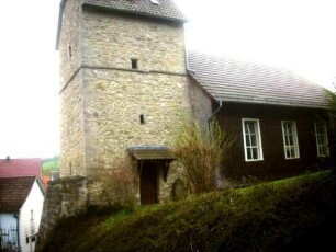 Evangelische Kirche - Kirchturm (gotische Gründung mit Schlitzscharten) und Langhaus von Norden über ehemaligen Kirchhof