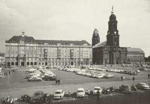 Altmarkt : Dresden, Blick über den Altmarkt mit parkenden PKWs von Westen auf Kreuzkirche und Rathausturm