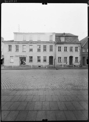 Luckau, Hauptstraße 52/51. Wohnhäuser mit Laden (Haus der Gesundheit). Straßenfront