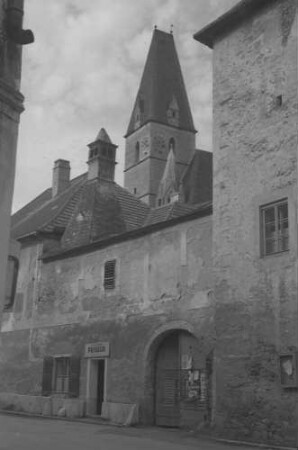 Weißenkirchen: altes Haus, Hintergrund gotische Pfarrkirche