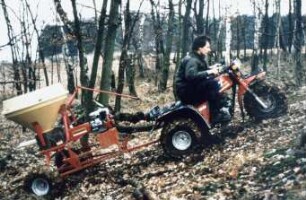 Fotografie: Düngerstreuer, Pendelstreuer, Fahrwerk