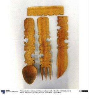 Folkloristisches Küchenbord mit Messer, Gabel, Löffel