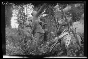 Bei Metz-en-Couture (Dep. Pas-de-Calais, Frankreich): "Sturmtrupp" am Waldrand beim Werfen von Stilgranaten (Nahaufnahme, Seitansicht)