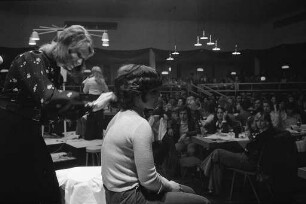 Vorstellung der neuen Frisuren für die Saison 1974 durch die Karlsruher Friseurinnung im Kühlen Krug