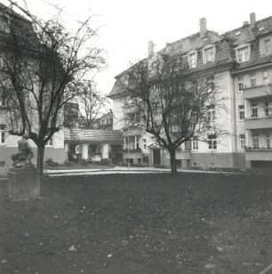 Dresden-Pieschen, Rückertstraße. Wohnanlage des Dresdner Spar- und Bauvereins. Palmié-Haus Nummer 22 (um 1910). Hofansicht mit Freiplastik "Raufende Jungen"