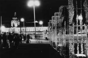 Mnemosyne-Projekt : Das "Mnemosyne-Projekt" der Bildhauerin Thea Richter, im Hintergrund der Zwinger
