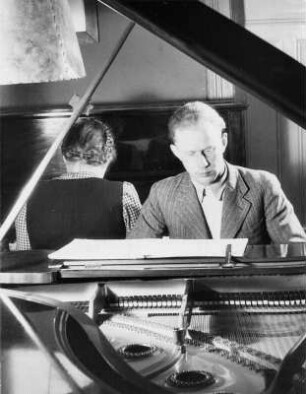 Bauernhof bei Scharnebeck. Das "Musische" wird auch auf dem Land praktiziert. Nach der Arbeit auf Hof und Acker musizieren Sohn und Tochter des Bauern gemeinsam am Flügel und Klavier.