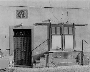 Frohburg Kr.Geithain. Schloßmühle, Mühlengasse 1. 19.Jh. Eingang mit Wappen-Relief. (16.Jh.) u.Verladerampe