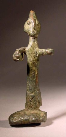 Primitive (protogeometrische) Statuette eines Mannes mit Helm