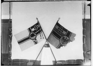 Hotel Löwen in Sigmaringen; Zwei Fahnen: zerschlissene Reichskriegsfahne und des Stahlhelm, Bund der Frontsoldaten, Gau Hohenzollern