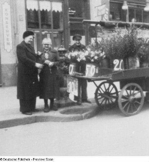 Berlin, Blumenverkauf an einem Plattenwagen in der Naunynstraße