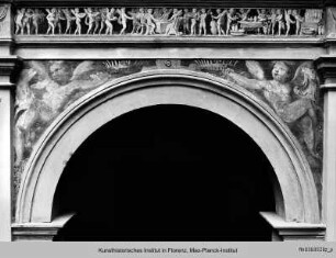 Bankett; Putten mit Großherzogkronen - Ausschmückung des Hofes mit Fresken und Terrakottareliefs