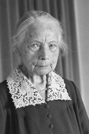 90. Geburtstag der langjährigen Lehrerin am Lessinggymnasium Karlsruhe und Leiterin des Fichtegymnasiums Karlsruhe Johanna Schlechter