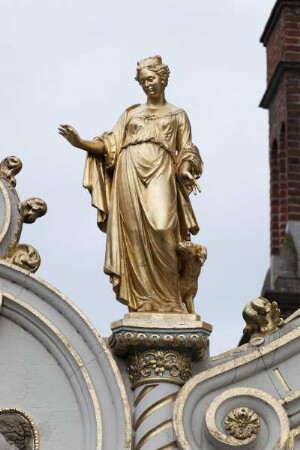 Brügger Freiamt & Brugse Vrije — Hauptfassade — Statue