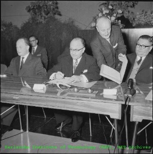 Unterzeichnung des Vertrags zur Gründung und zum Betrieb des Instituts für Transurane (ITU) zwischen der Bundesrepublik Deutschland (BRD)/Gesellschaft für Kernforschung (GfK) und der Europäischen Atomgemeinschaft (EURATOM) im Bürgersaal des Karlsruher Rathauses