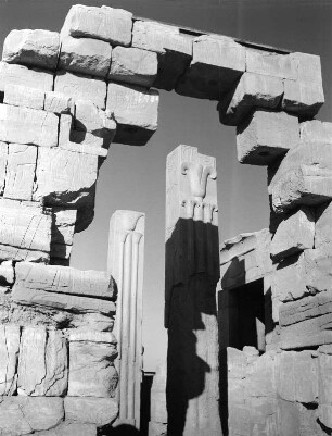 Karnak. Amun-Bezirk. Erster Annalensaal (1550ante/1291ante). Blick vom Hof Thutmosis III. zu den Lilien und Papyrus-Wappenpfeilern