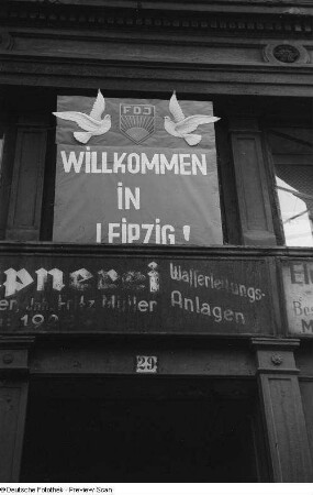 Sichtwerbung für das IV. Parlament der FDJ über dem Hauseingang der Lessingstraße 29