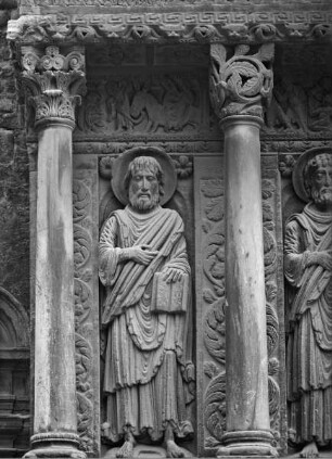 Linkes Gewände: Bartholomäus, Jakobus, Trophimus, Johannes und Petrus