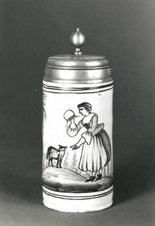 Walzenkrug (mit Deckel). Fayence, mehrfarbig bemalt; H. 18,1 cm. Dresden, um 1800. Dresden: Kunstgewerbemuseum 38314