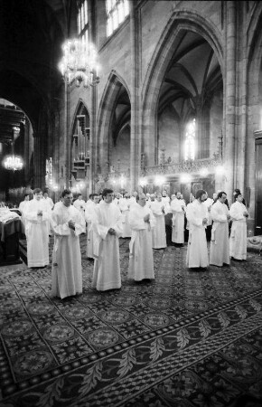 Freiburg: Münster, Priester, stehend