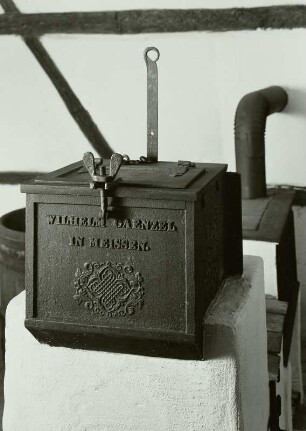 Zurichtstube. Ofen mit gußeisernem Kastenaufsatz und Schieber zum Heizen verbrauchter und getrockneter Lohe : Gaenzel, Wilhelm, Meißen