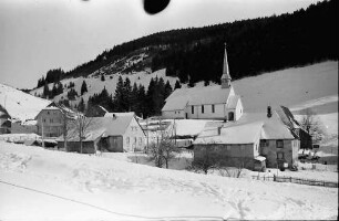 Muggenbrunn: Blick auf Schwarzwaldhaus und Kirche