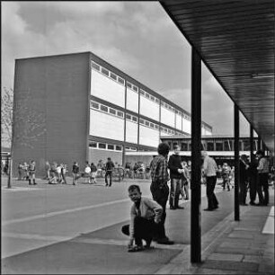 Planetenring, Volksschule/Hauptschule Nikolaus Kopernikus, Pausenhof