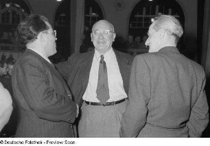 Portrait Johannes R. Bechers sowie zwei weiterer Männer auf der Dritten Verlegerkonferenz