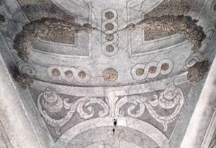 Scheinarchitektur und dekorative Elemente