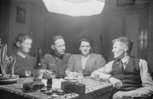 Zweiter Weltkrieg. Auf Heimaturlaub. Franz Grasser, wohl bei seiner Familie