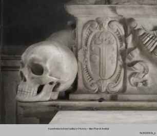 Sarkophag mit Wappen, Girlande, Kreuz des Jakobus - Sarkophag, gesondert umgeben von vier Totenköpfen