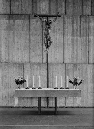 Altar mit Christus am Kreuz