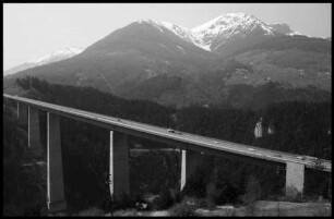Igls: Gesamtansicht der Europa Brücke mit Schönberg, von Osten