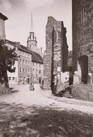 Bautzen, Große Brüdergasse, Blick von der Mönchsgasse nach Osten, rechts die Ruine der Mönchskirche und der Wasserturm