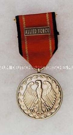 Einsatzmedaille der Bundeswehr mit der Spange "ALLIED FORCE", für den Einsatz beim Luftkrieg "Operation Allied Force" gegen Jugoslawien