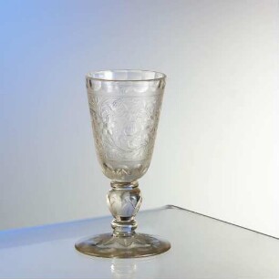 Pokal mit Blumendekor