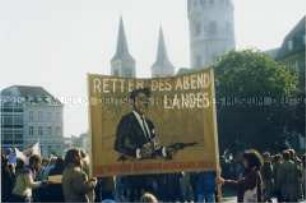 Demonstranten mit Transparent "Retter des Abendlandes" auf der Friedenskundgebung in Bonn am 22. Oktober 1983