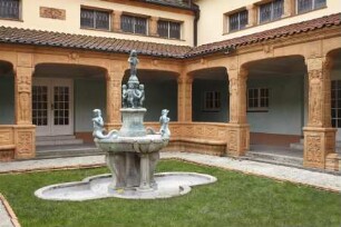 Zierbrunnen mit Puttenreigen und Nixen