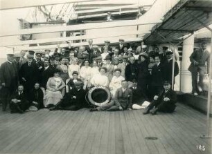 Gruppenbildnis mit zahlreichen Touristen an Deck des Hochseepassagierdampfers "Cleveland"