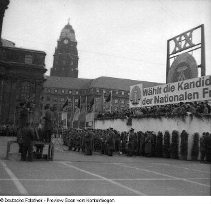 Kommunalwahl, Wahltag: Demonstration auf dem Altmarkt mit Transparent "Auferstanden aus Ruinen"
