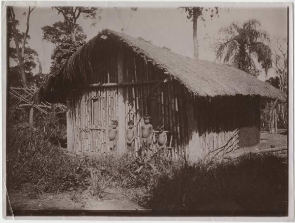 Kainguá children in front of a hut