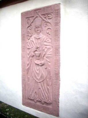 Traufseite Süd - vermauerter Grabstein